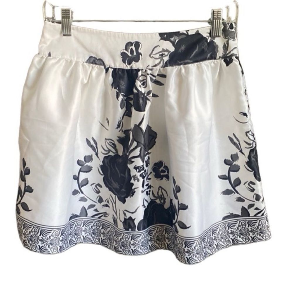 Twenty-One Black/White Floral Print Satiny Skirt. Size Medium. - Picture 1 of 6